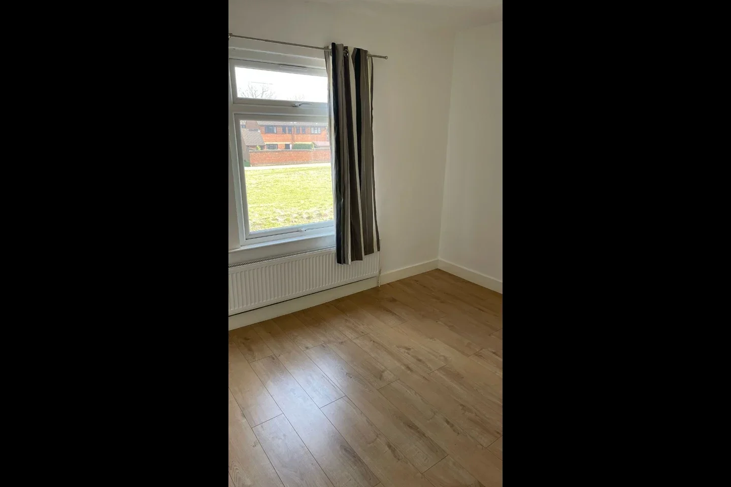 Flat Worplesdon Road in Guildford