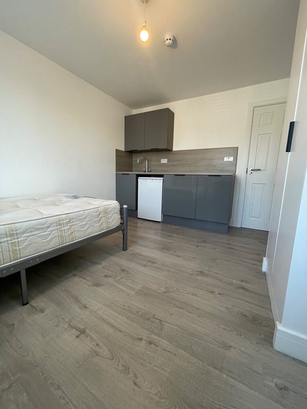 Flat Queensland Avenue in London