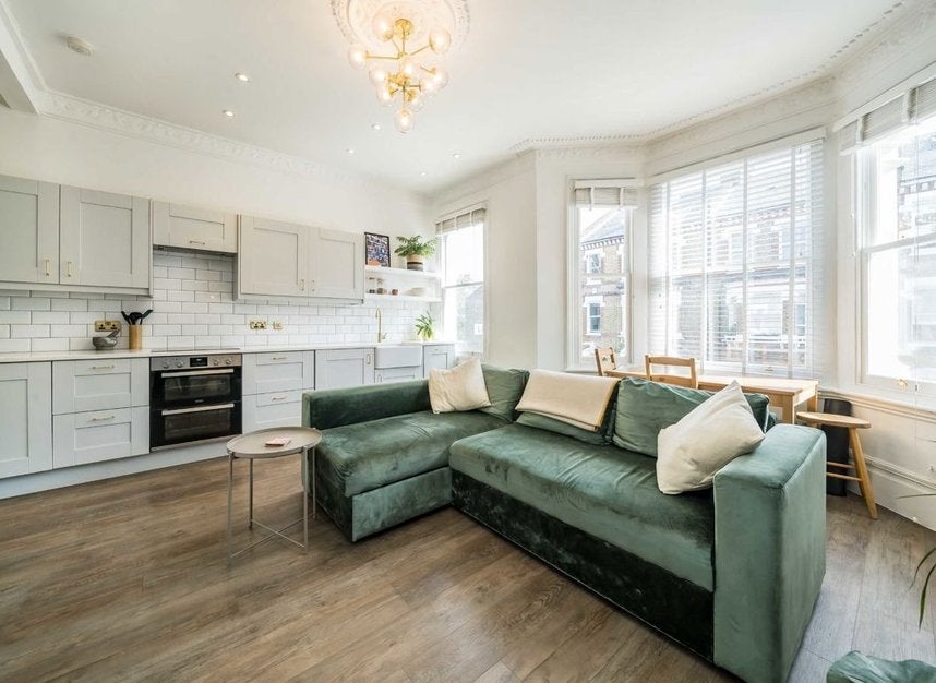 Flat Tremadoc Road in Greater London