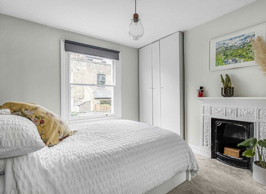 Flat Tremadoc Road in Greater London