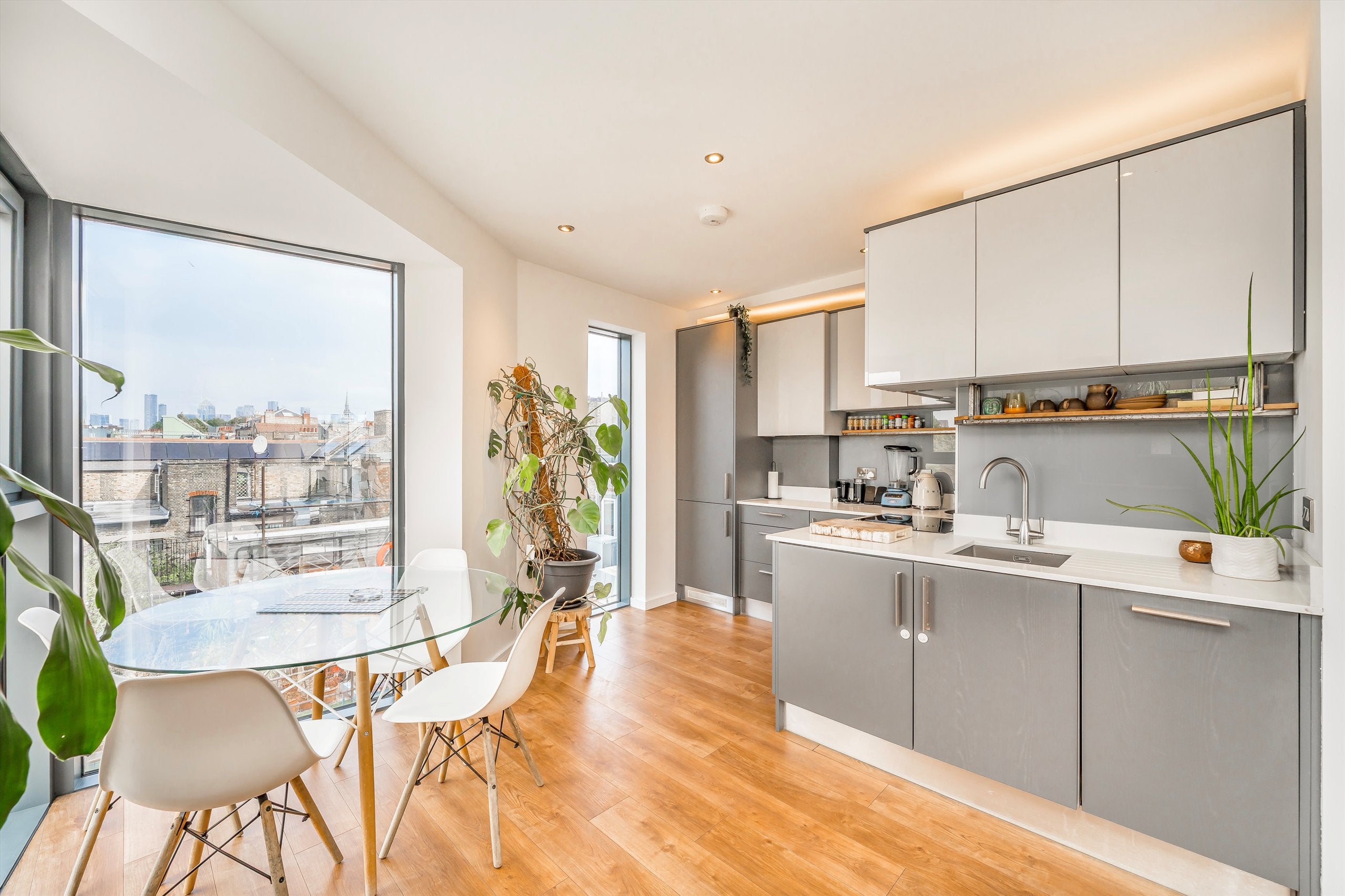 Flat Comet Street in Greater London