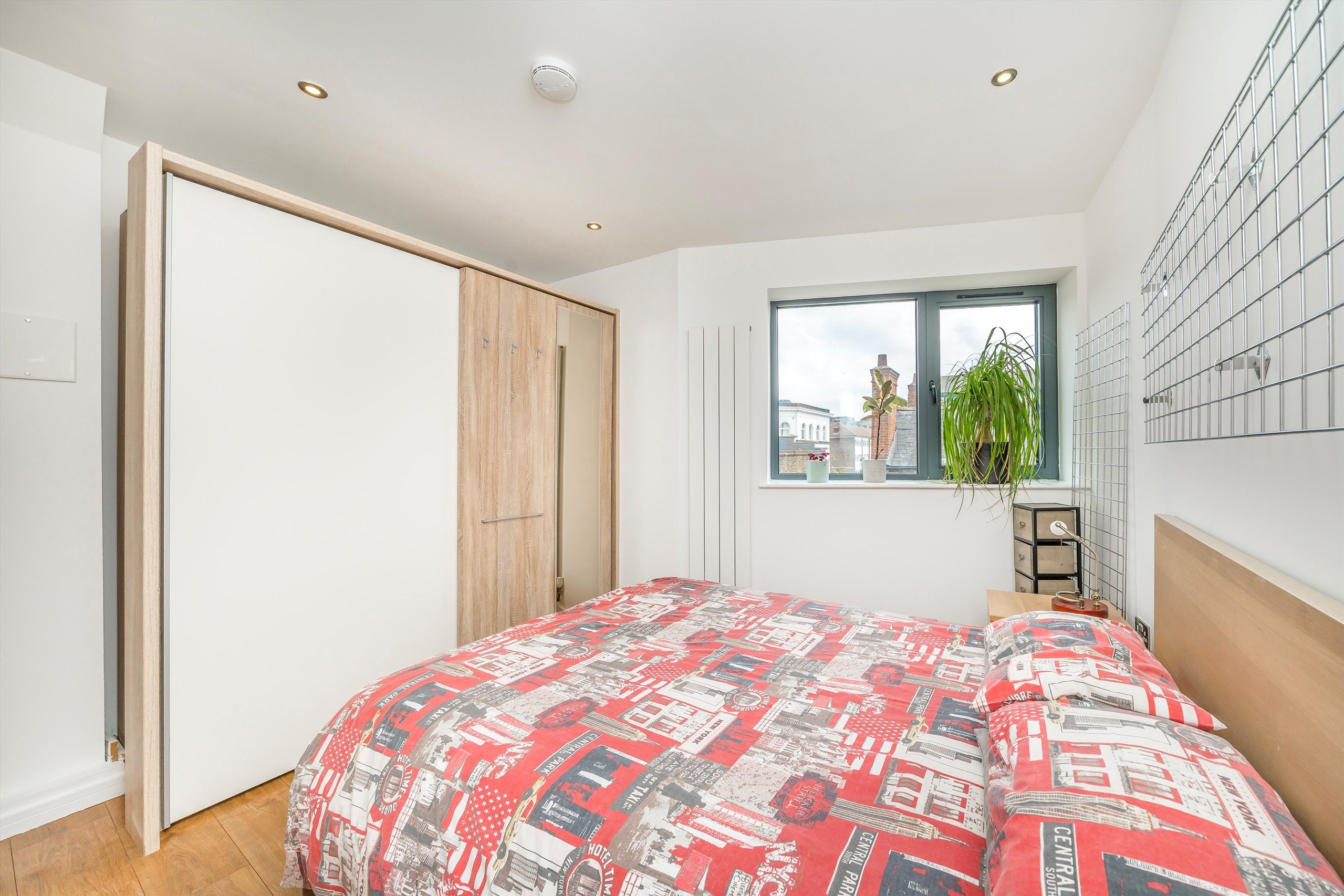 Flat Comet Street in Greater London