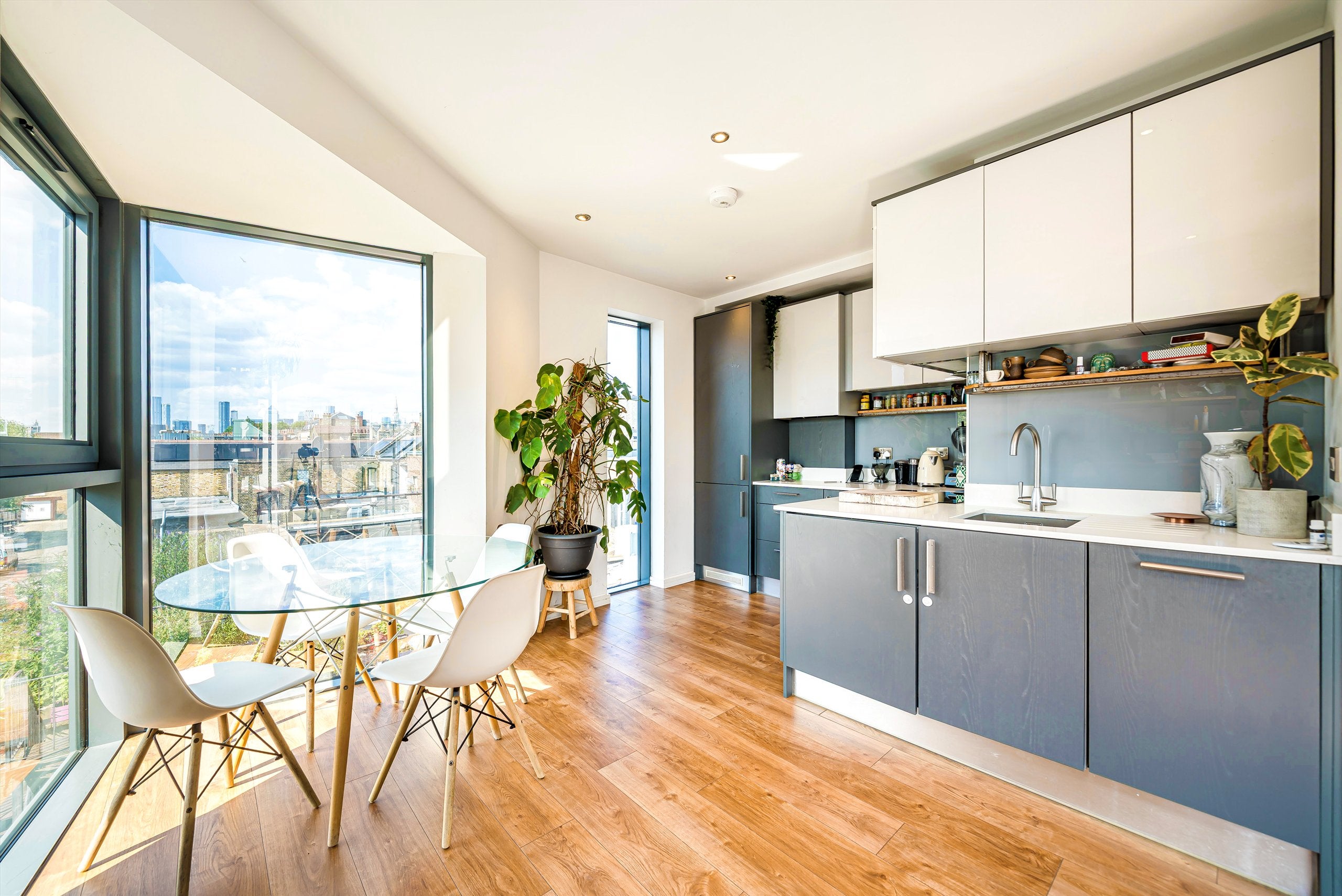Flat Comet Street in Greater London