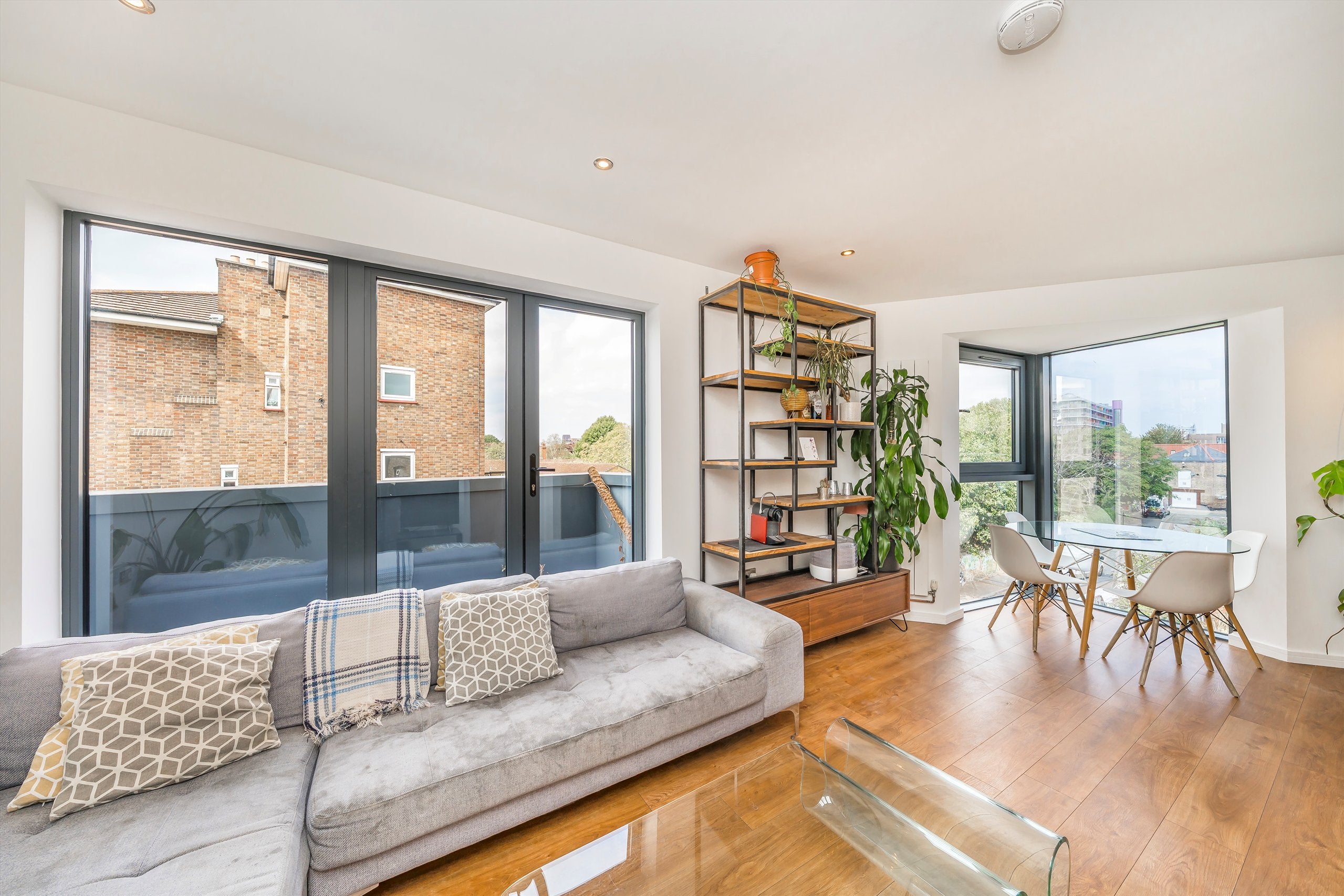 Flat Comet Street in Greater London