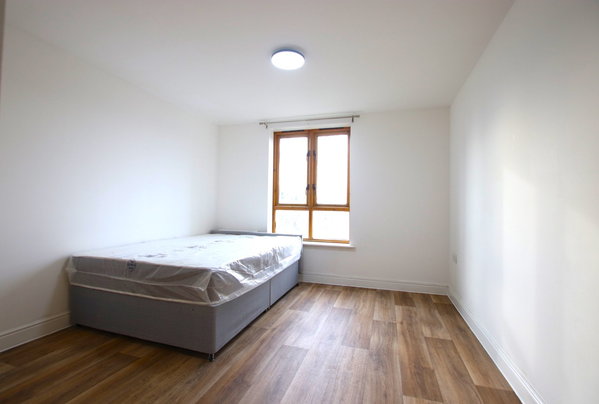 Flat Goodman Crescent in Greater London