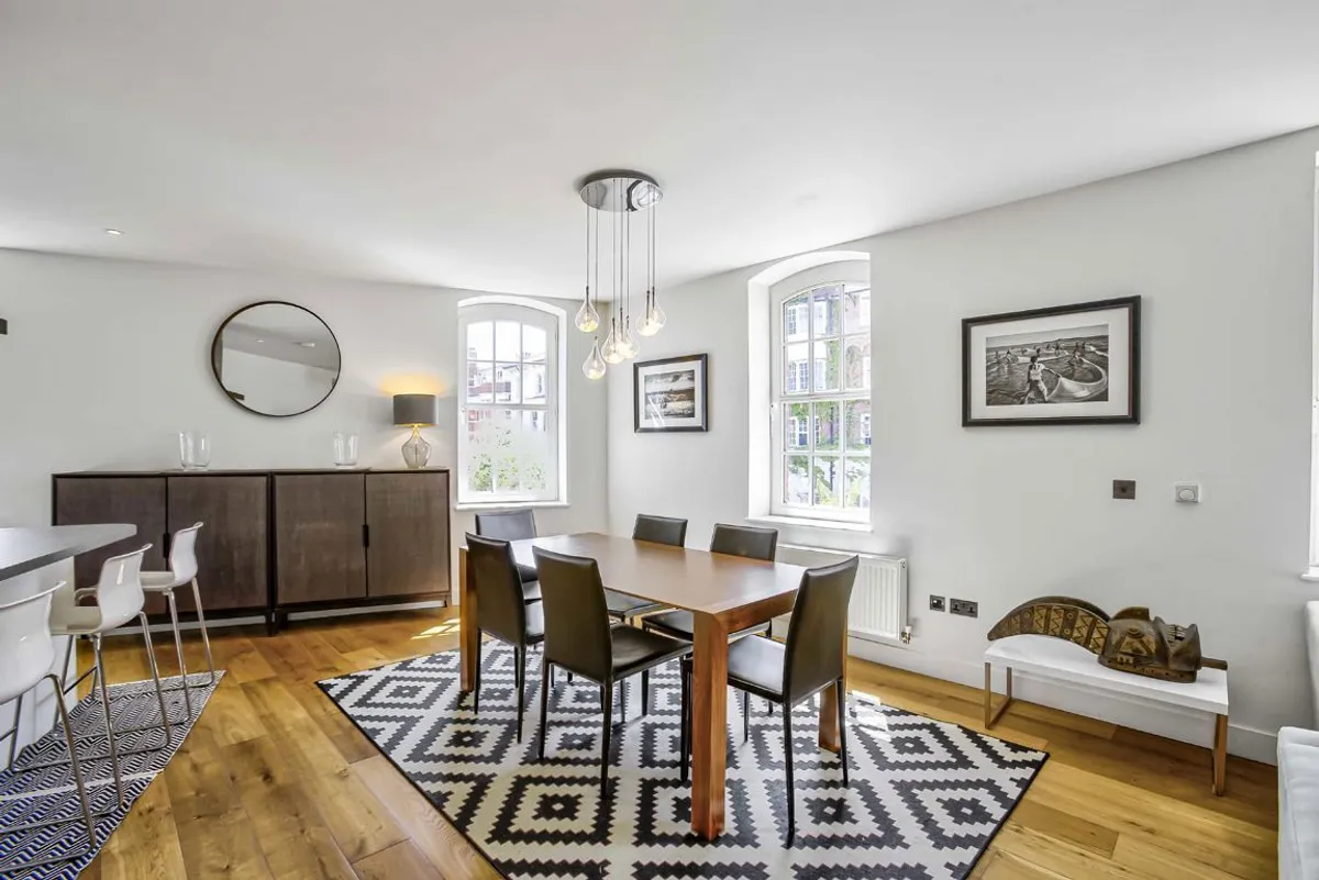 Flat Trinity Crescent in Greater London