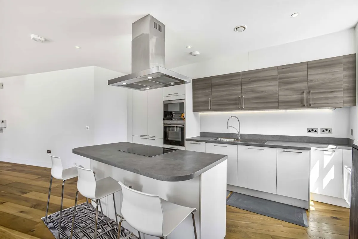 Flat Trinity Crescent in Greater London