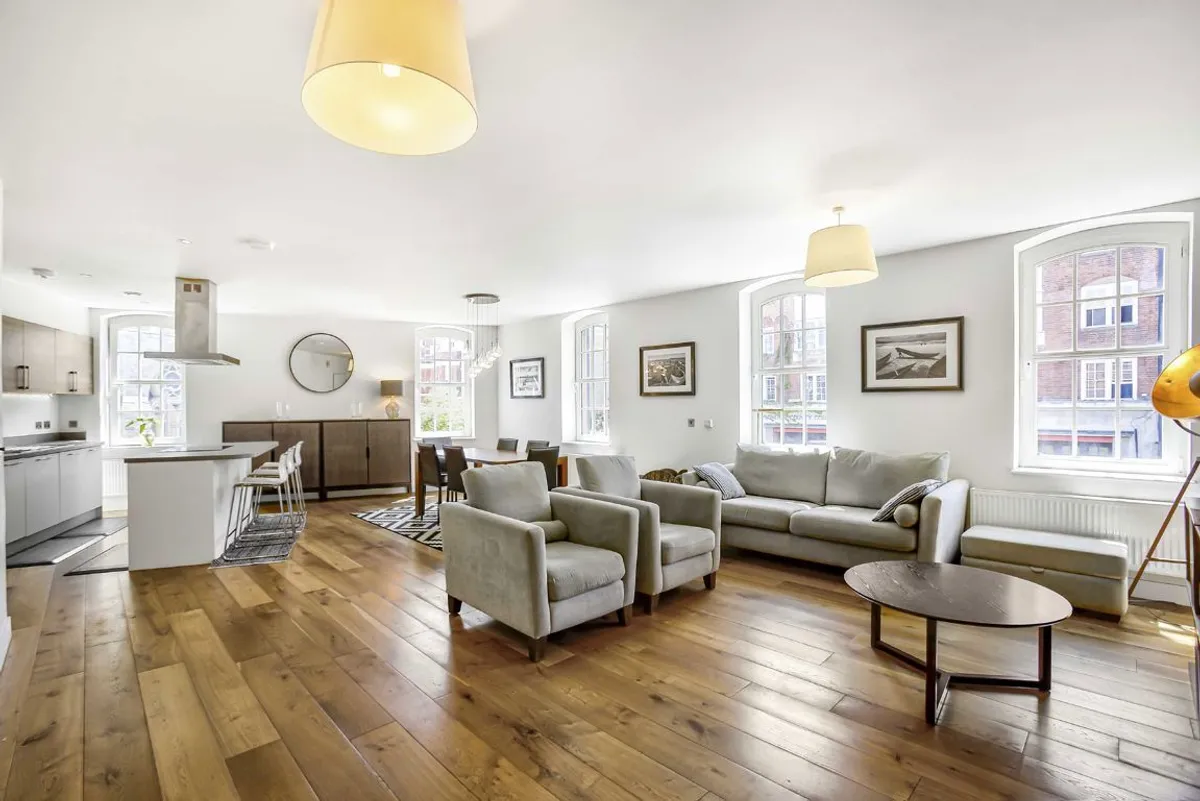 Flat Trinity Crescent in Greater London
