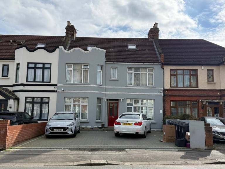 House Ashgrove Road in Greater London