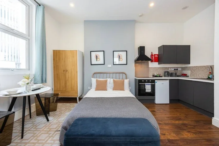 Flat Warwick Road in Greater London