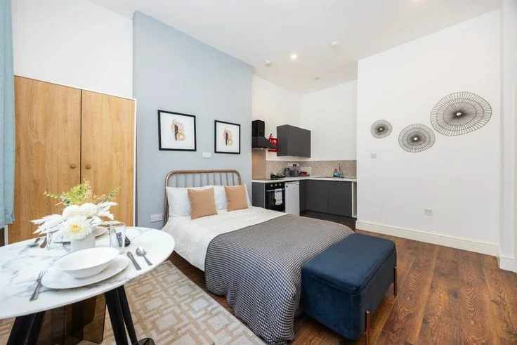 Flat Warwick Road in Greater London