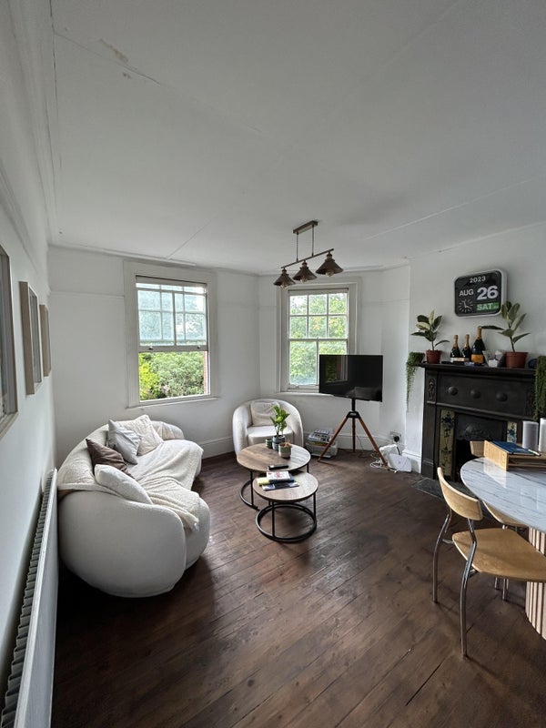 Flat Blenheim Gardens in Greater London