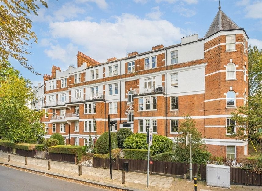 Flat Oakhill Road in Greater London