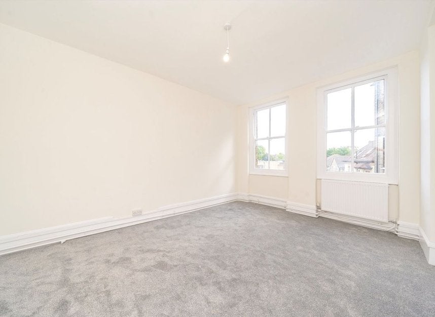 Flat Oakhill Road in Greater London