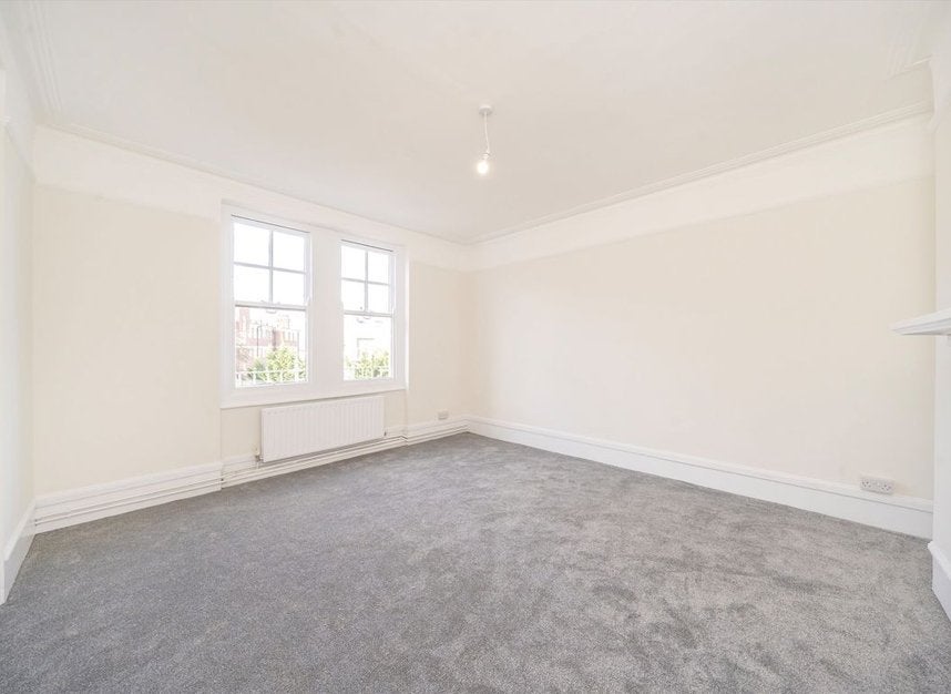 Flat Oakhill Road in Greater London