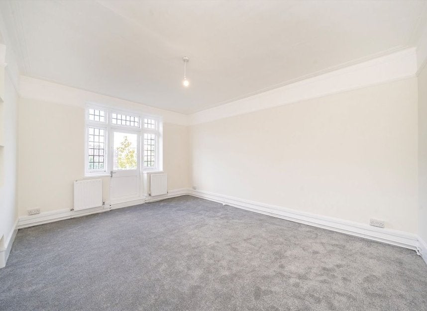 Flat Oakhill Road in Greater London