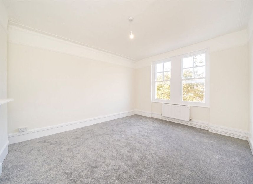 Flat Oakhill Road in Greater London