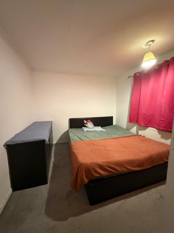 Room Knolton Way in Slough