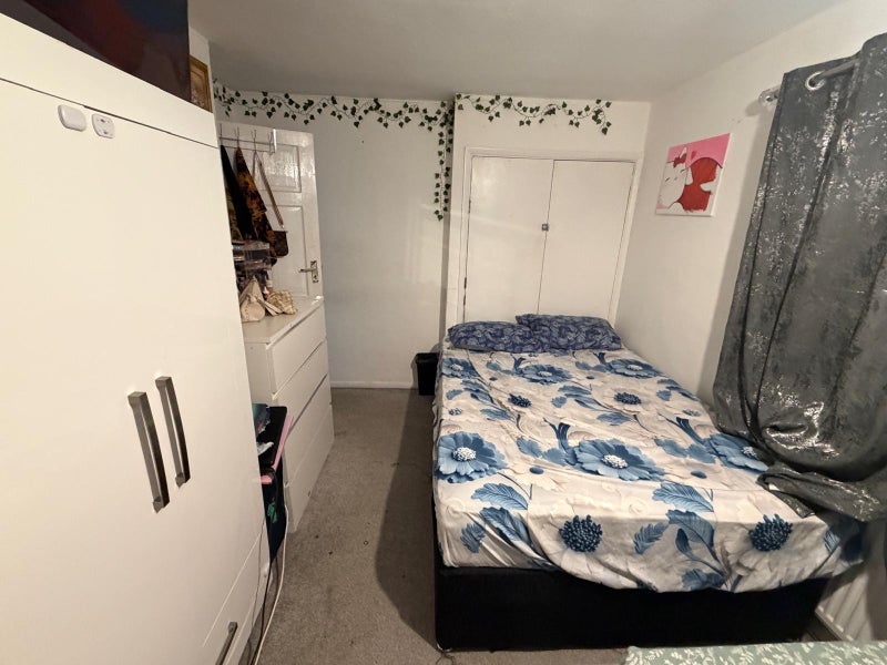 Room Knolton Way in Slough