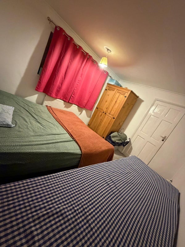 Room Knolton Way in Slough