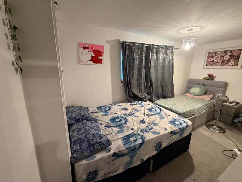Room Knolton Way in Slough