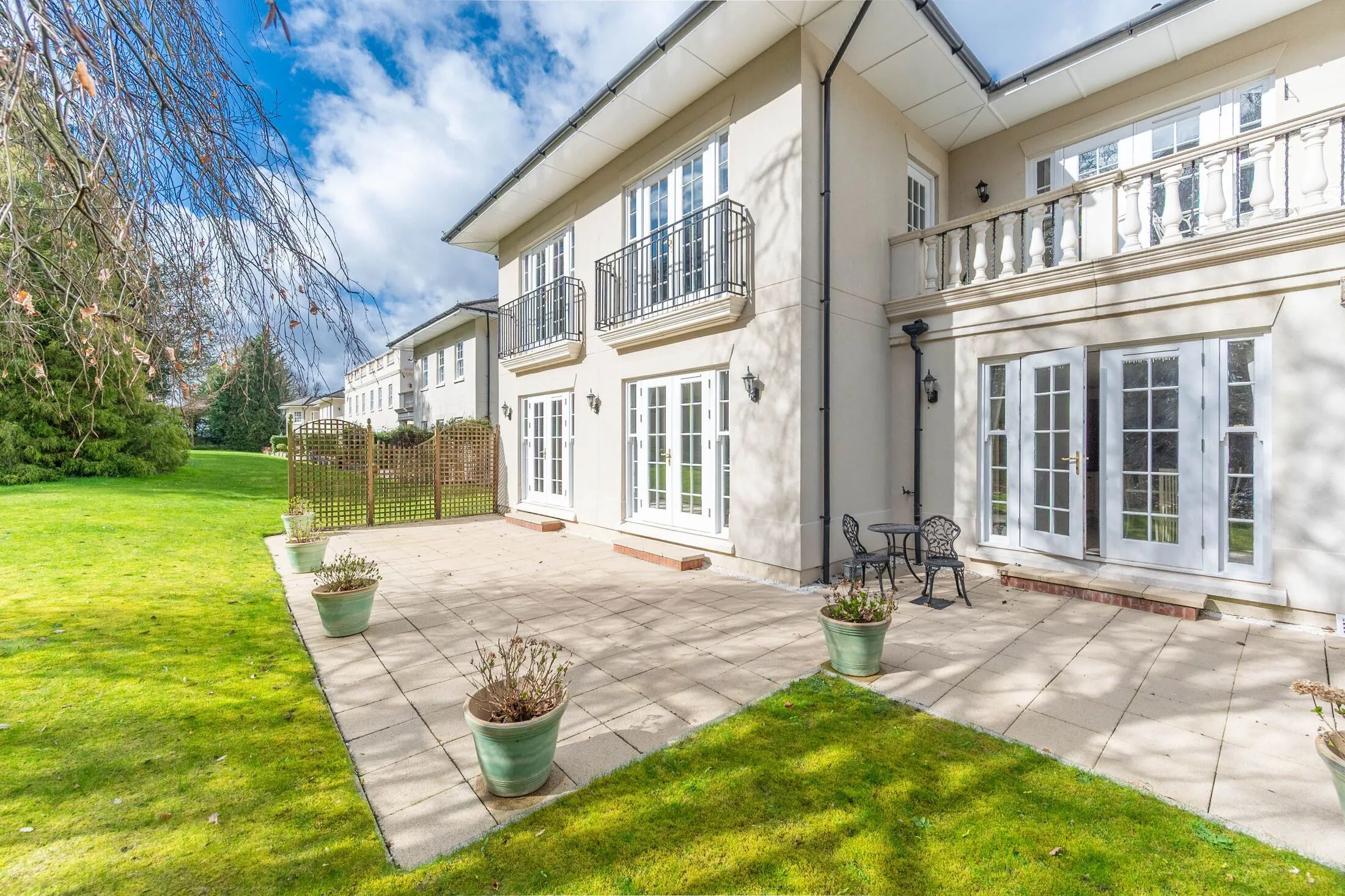 Flat Brookshill Drive in Greater London