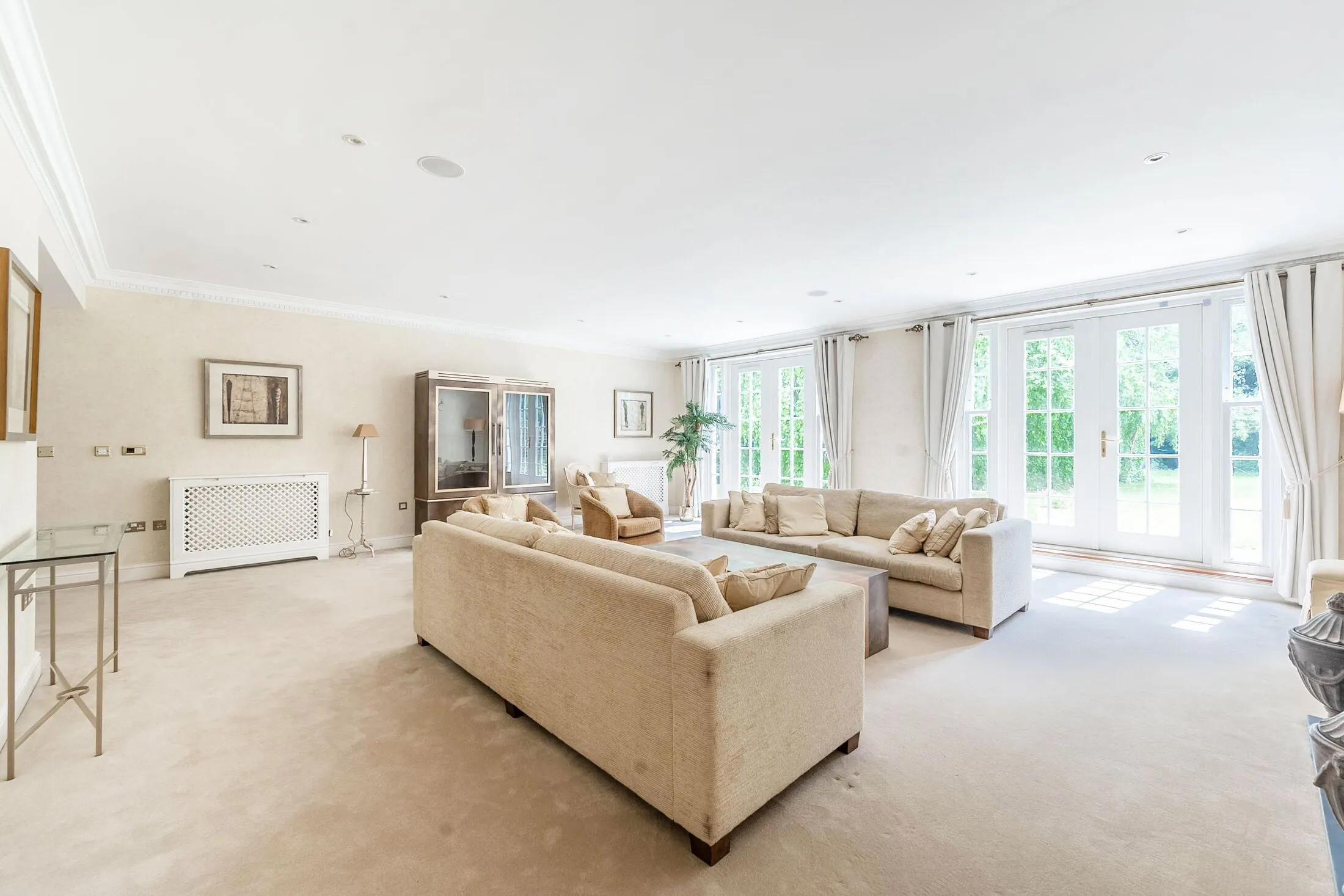 Flat Brookshill Drive in Greater London