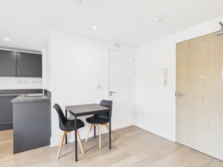 Flat Ivy Grove in Wakefield