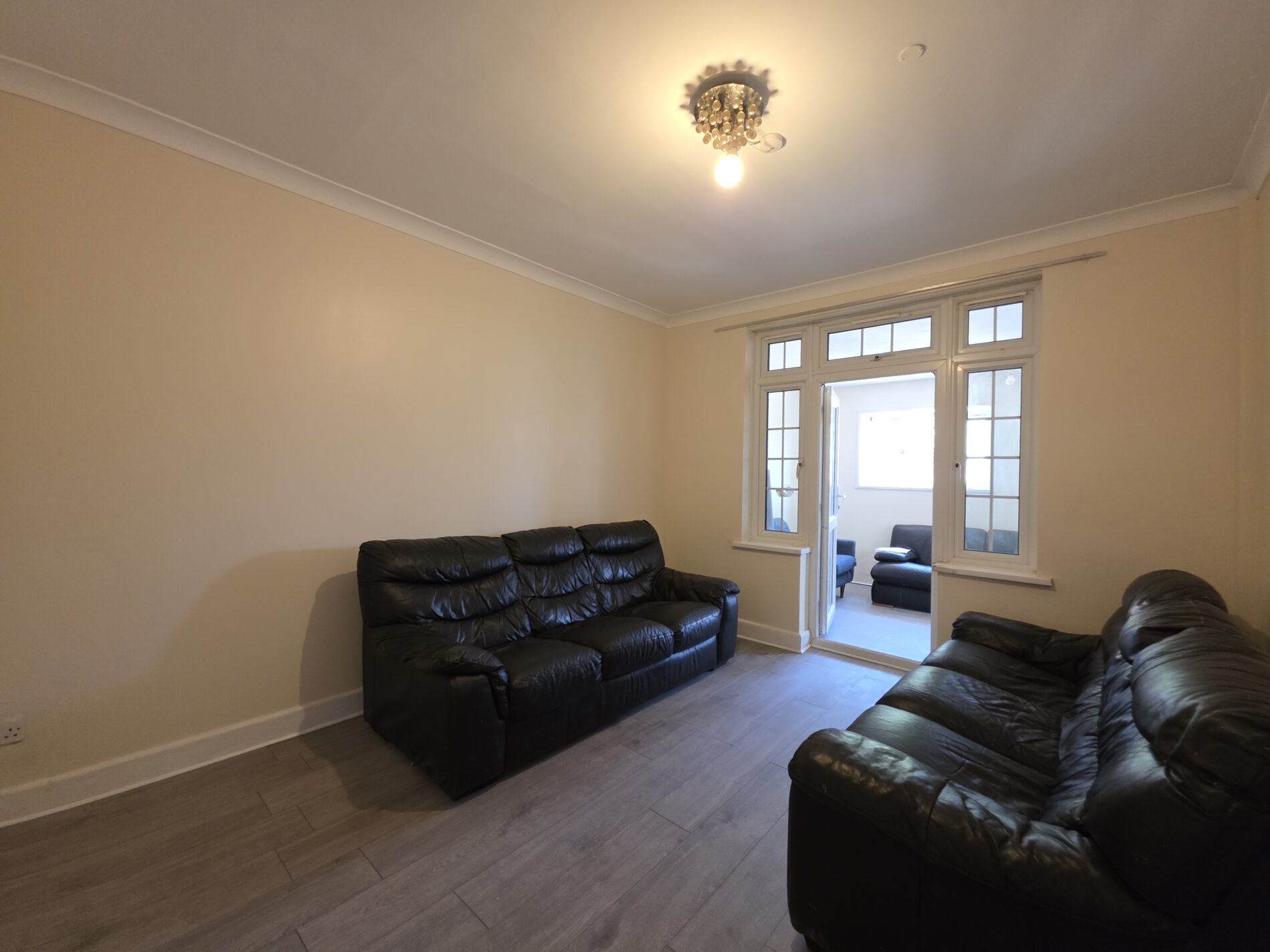 Flat Dene Avenue in Greater London