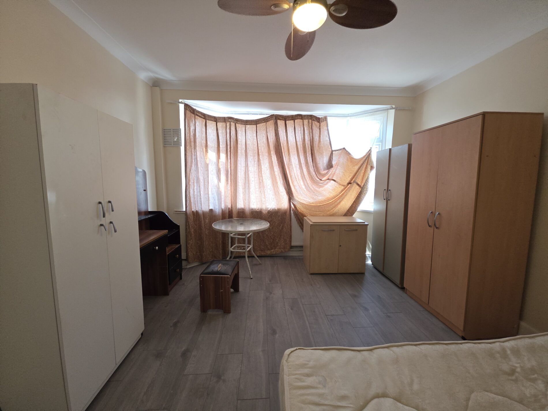 Flat Dene Avenue in Greater London