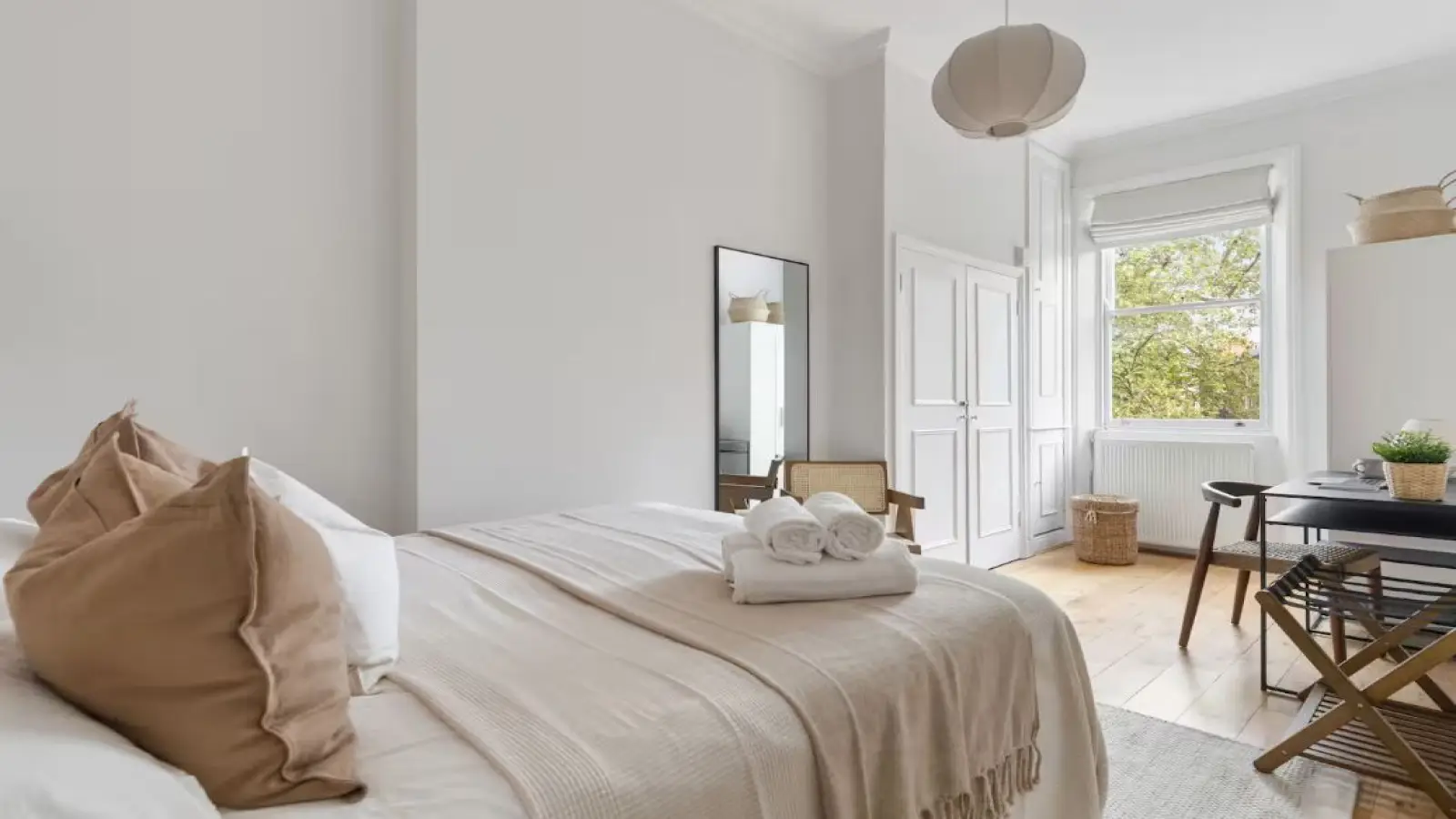 Flat Nevern Road in Greater London