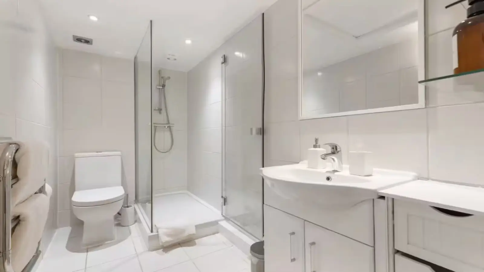 Flat Nevern Road in Greater London