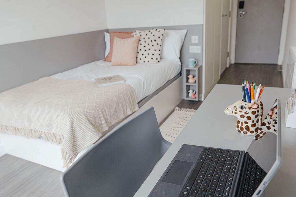 Room Thurston Road in Greater London