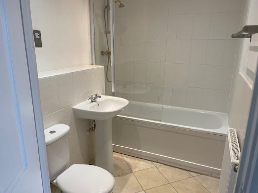 Flat Netley Road in Greater London