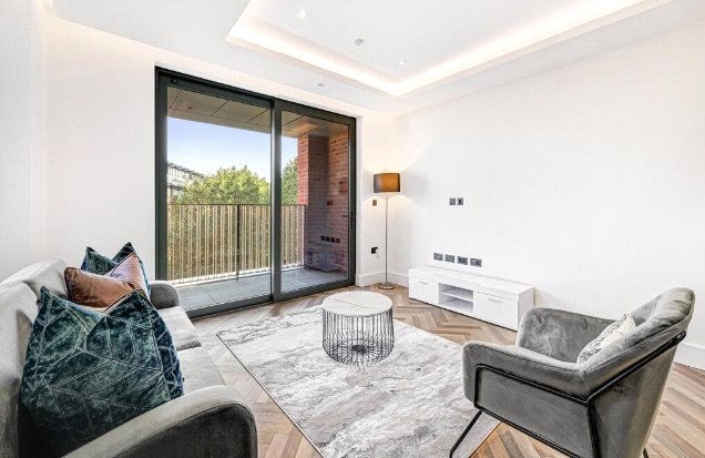 Flat Sawyer Street in Greater London