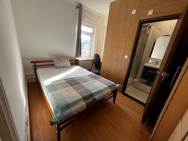 Room Hencroft Street North in Slough