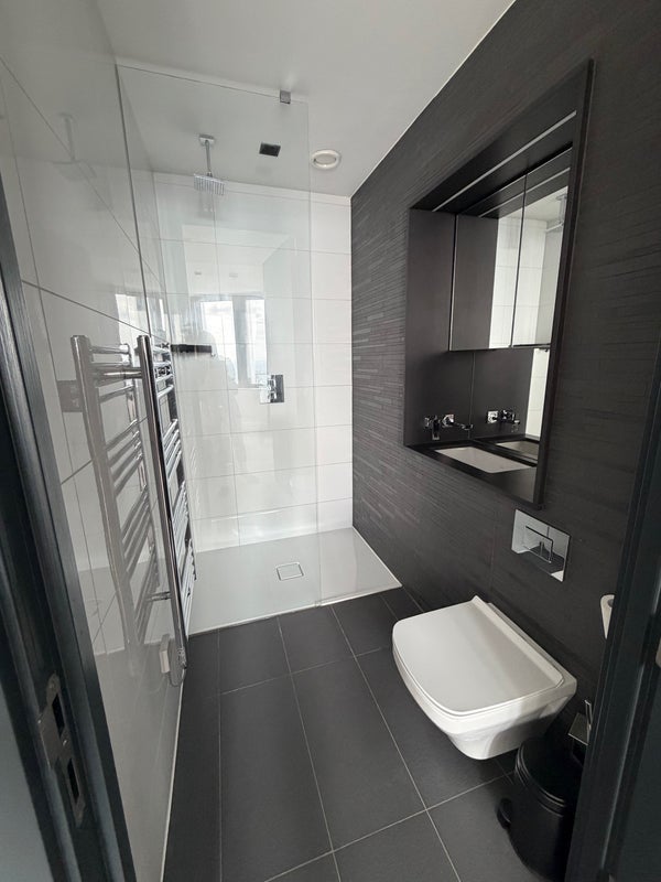 Room Marsh Wall in Greater London