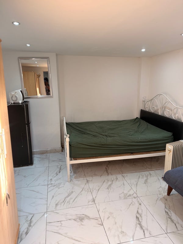 Room Bodmin Avenue in Slough