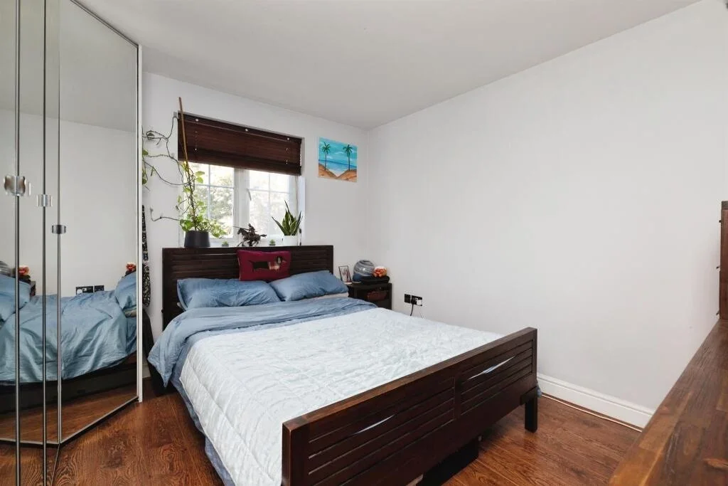 Flat Tanner Street in Greater London