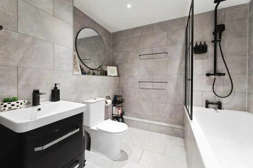 Flat Tanner Street in Greater London