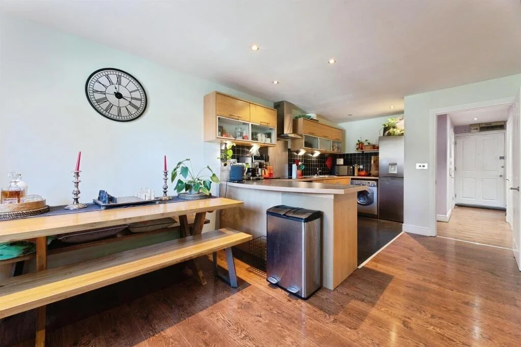Flat Tanner Street in Greater London