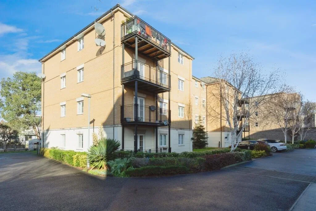 Flat Tanner Street in Greater London