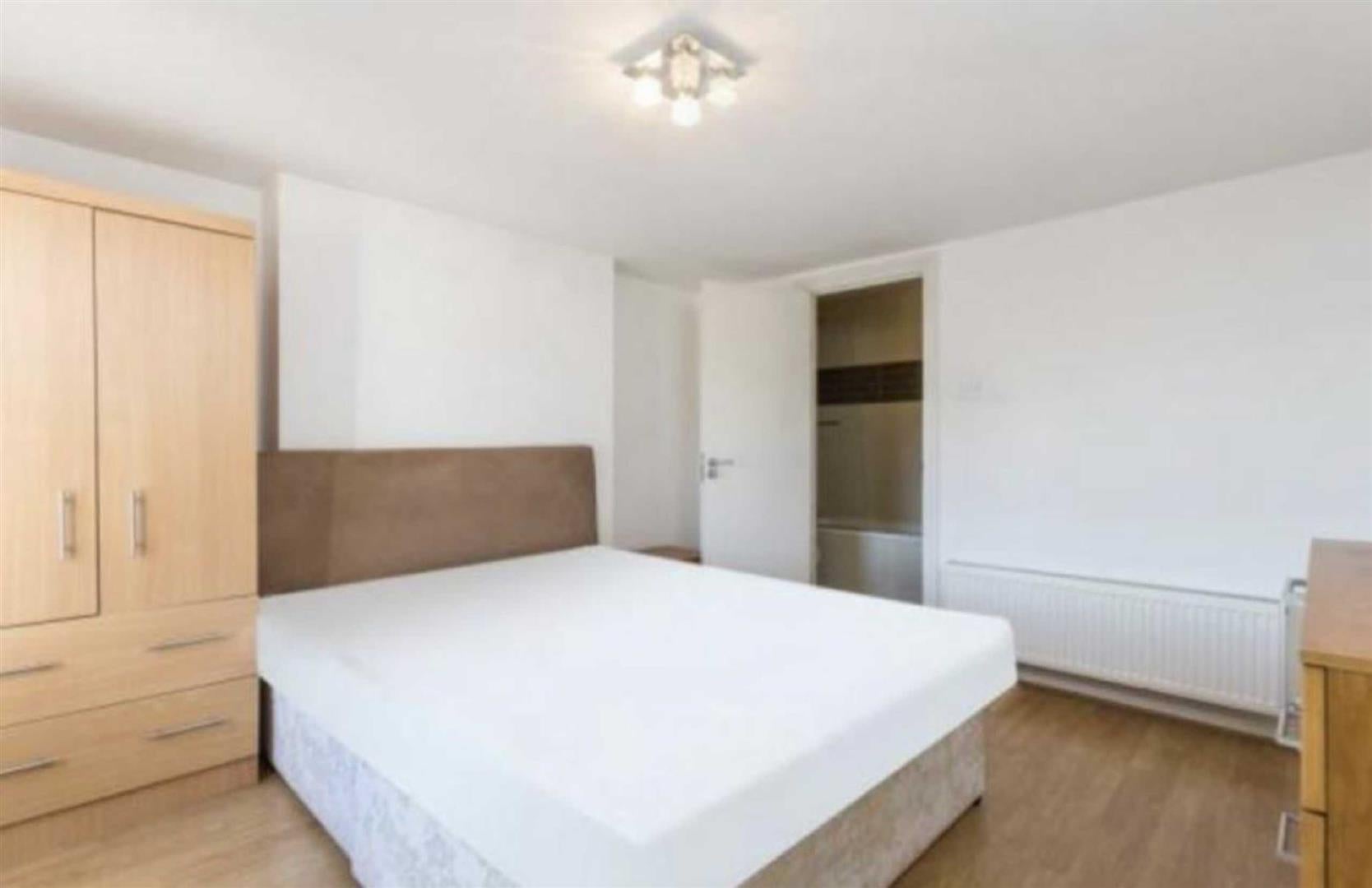 Flat Fortune Green Road in Greater London