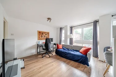 Flat Lovelace Gardens in Greater London