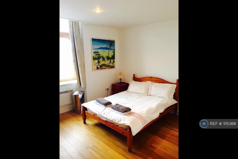 Room City Road in Greater London