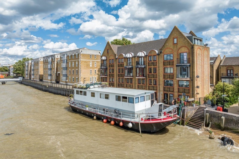 Room Rotherhithe Street in Greater London