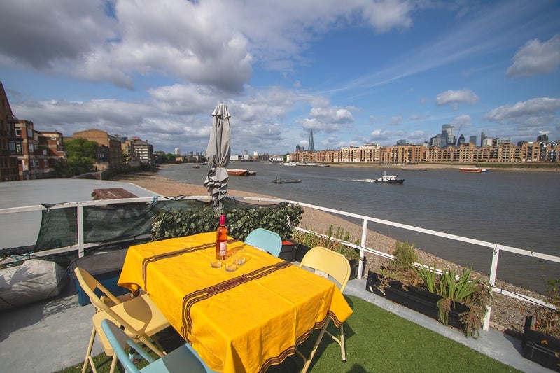Room Rotherhithe Street in Greater London