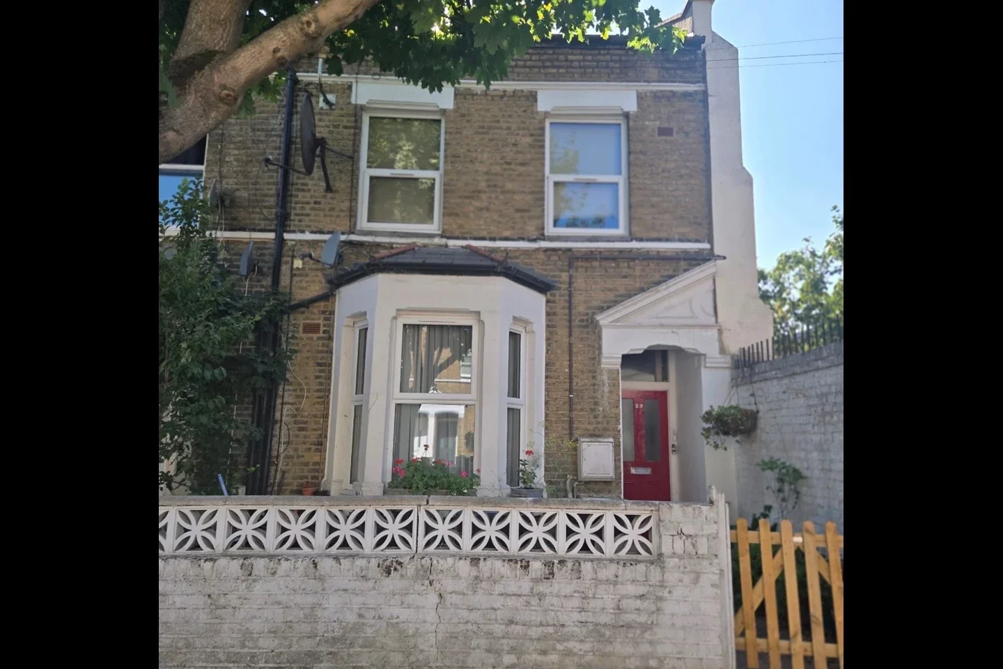 Flat Grove Park Road in Greater London