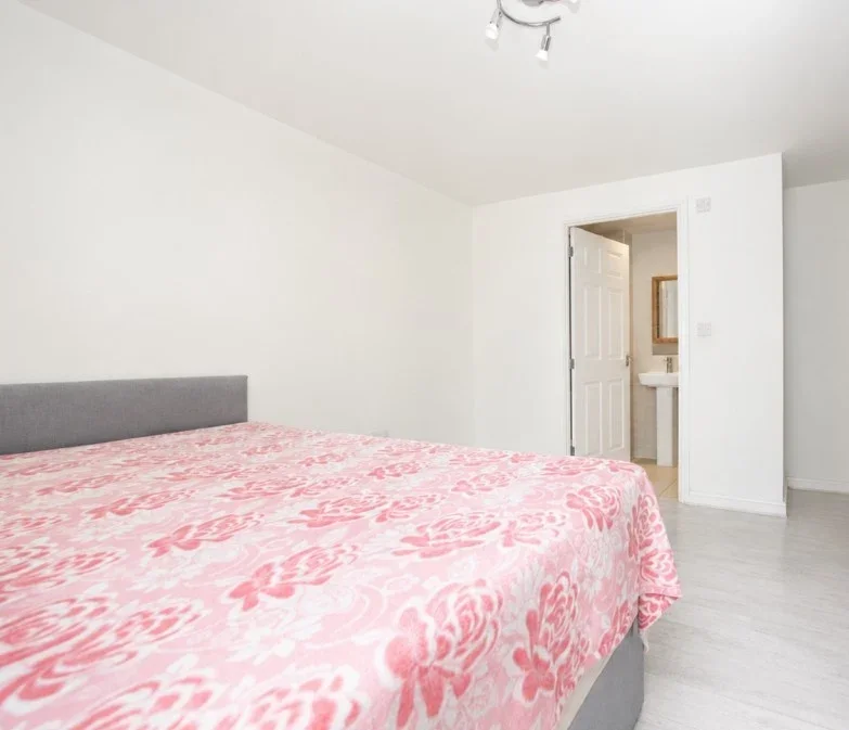 Room Rayners Lane in Greater London