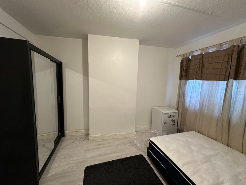 Room Wigston Road in Greater London